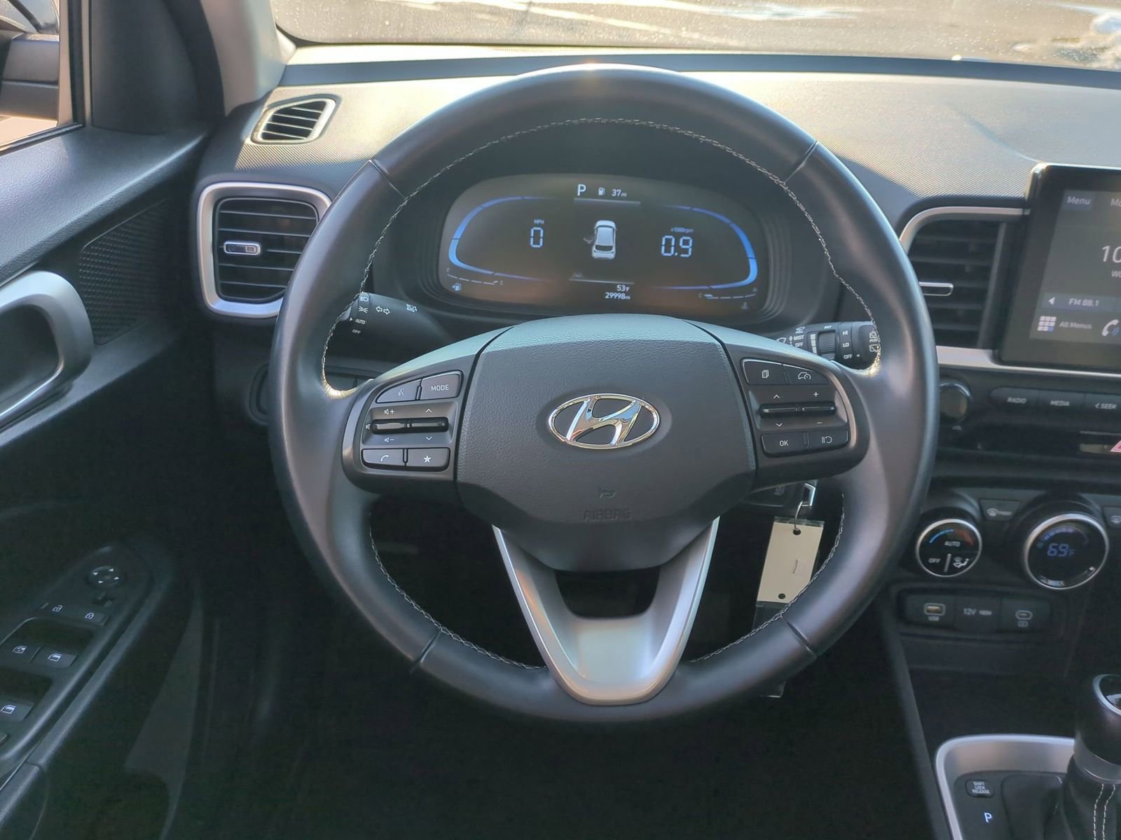 Used 2023 Hyundai Venue SEL image 25