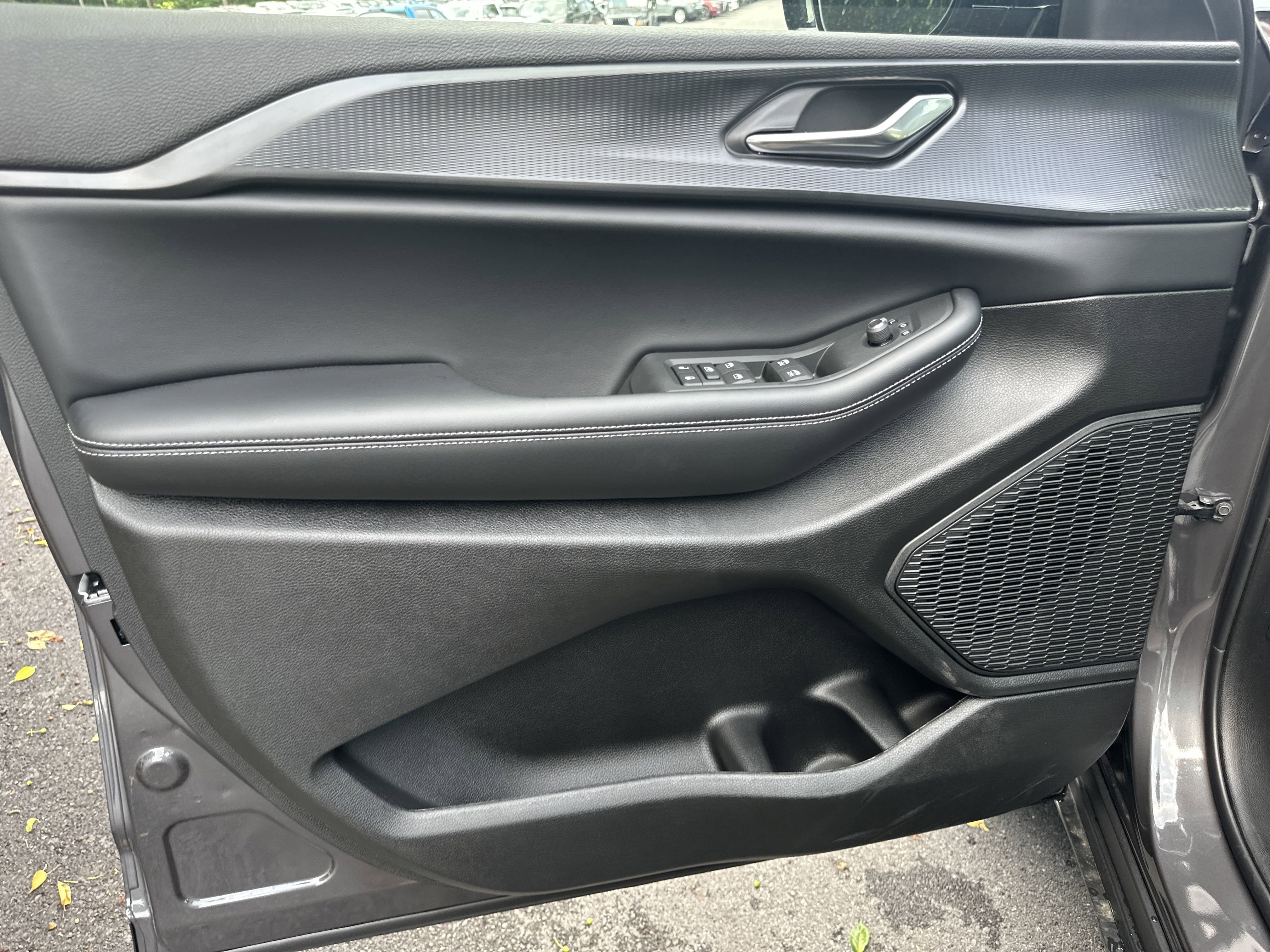 New 2025 Jeep Grand Cherokee L Altitude image 16