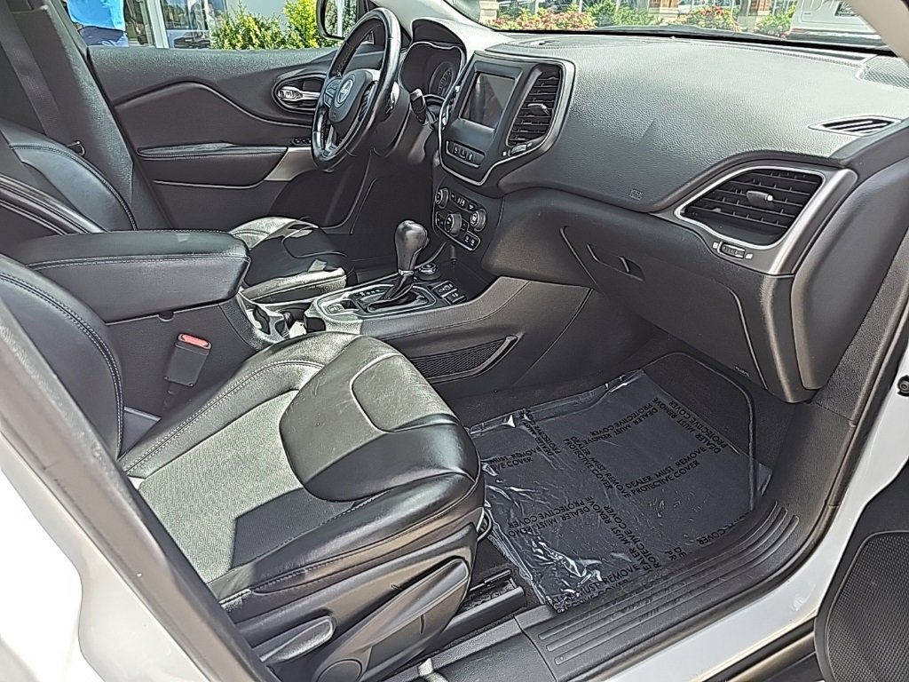 Certified 2021 Jeep Cherokee Latitude Plus w/ Sun & Sound Group image 24