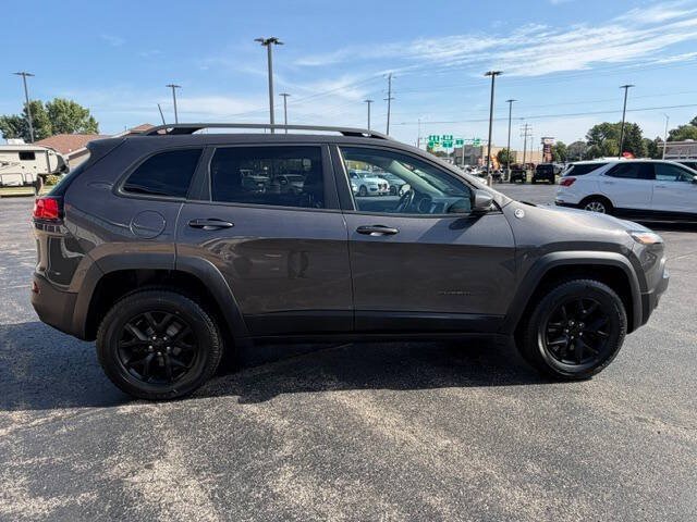 Used 2018 Jeep Cherokee Trailhawk AWD/4WD image 7