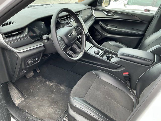 Used 2024 Jeep Grand Cherokee Altitude image 16