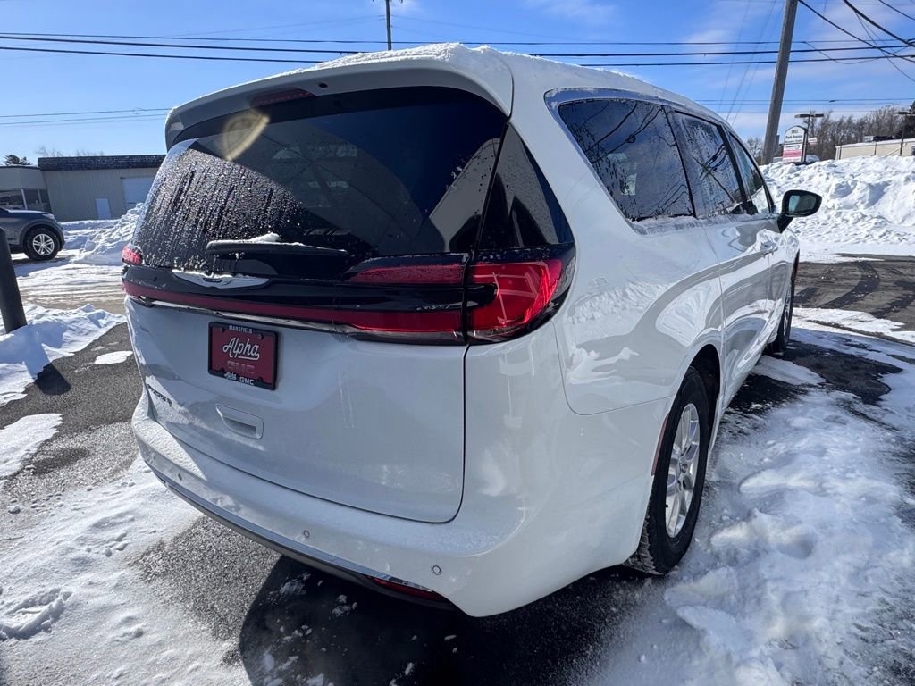 Used 2024 Chrysler Pacifica Touring-L image 7