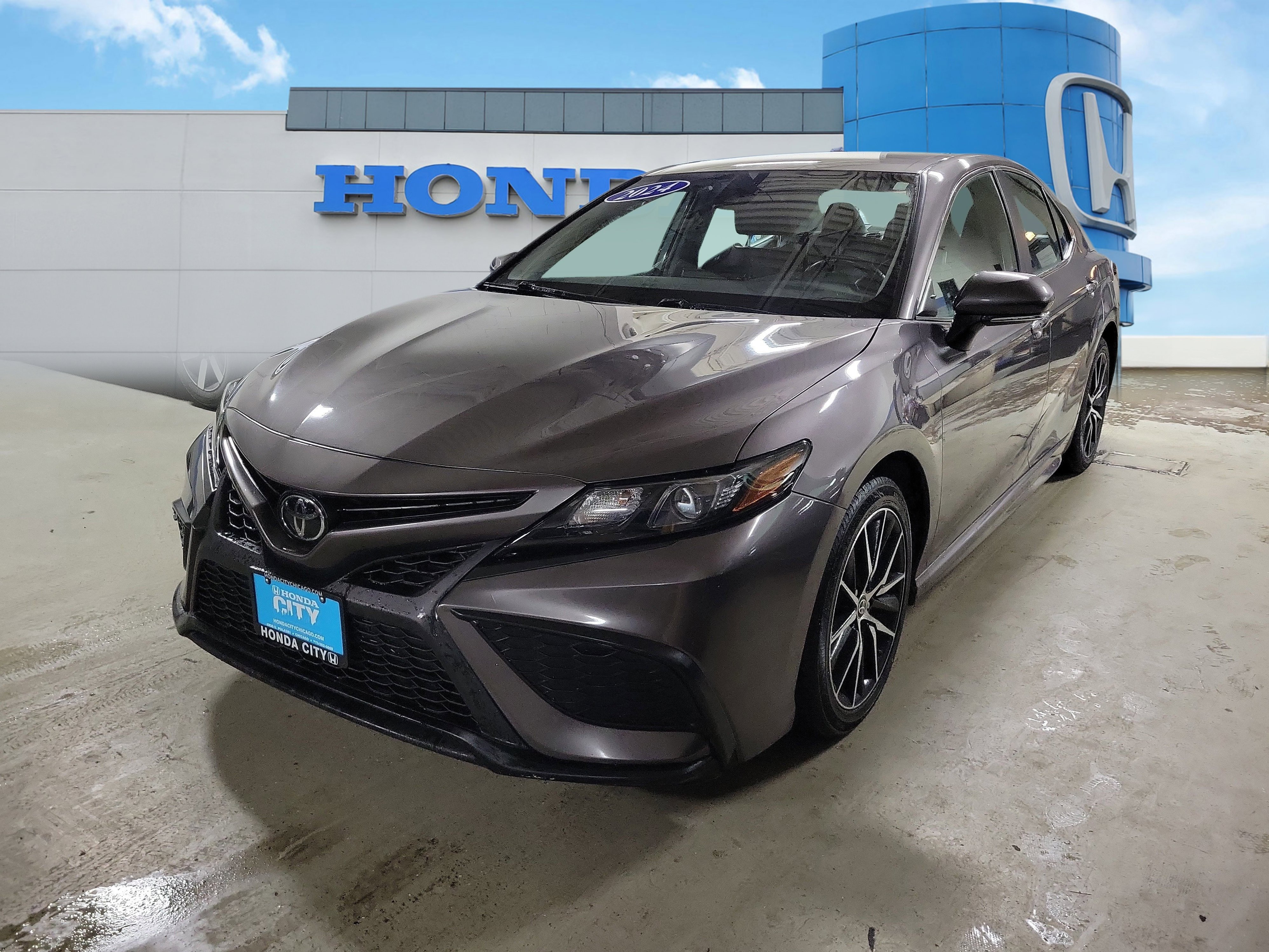 Used 2024 Toyota Camry SE FWD image 2