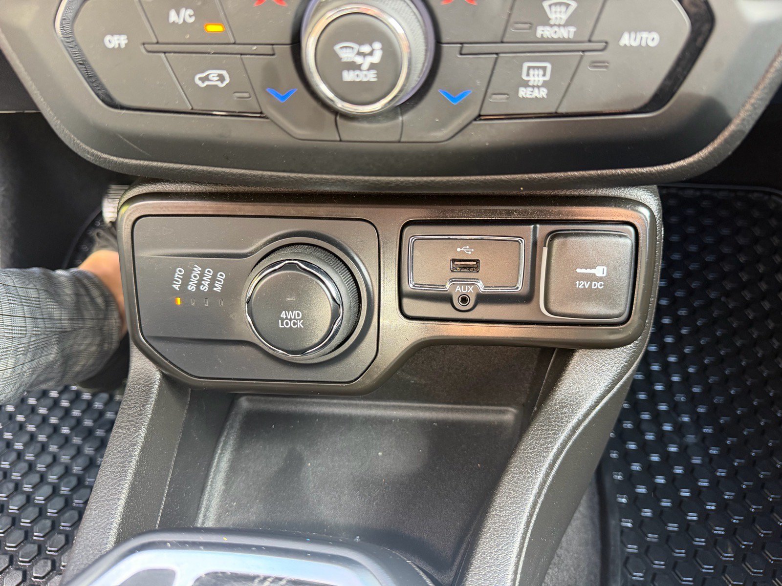 Used 2023 Jeep Renegade Latitude w/ Sun/Sound Group AWD/4WD image 35