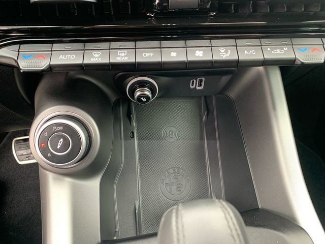 Used 2024 Alfa Romeo Tonale Veloce w/ Premium Interior Package image 31