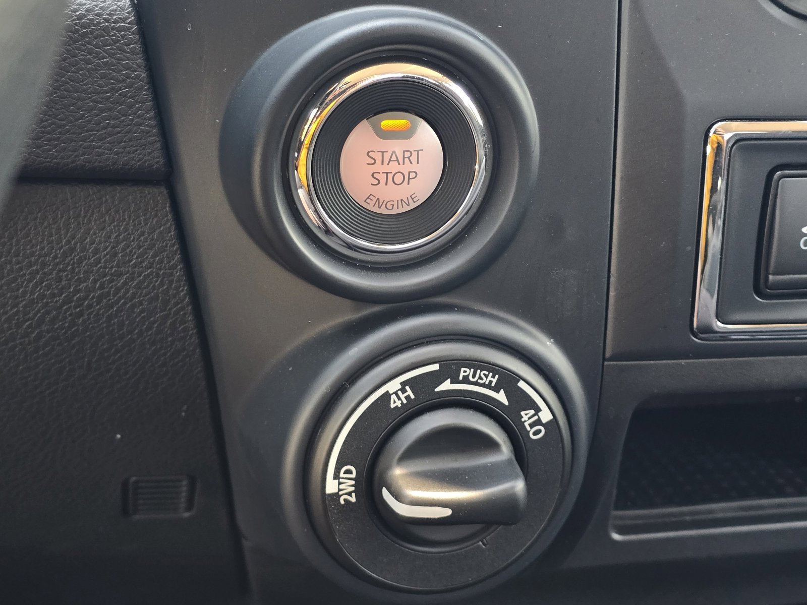 Used 2024 Nissan Titan SV image 22