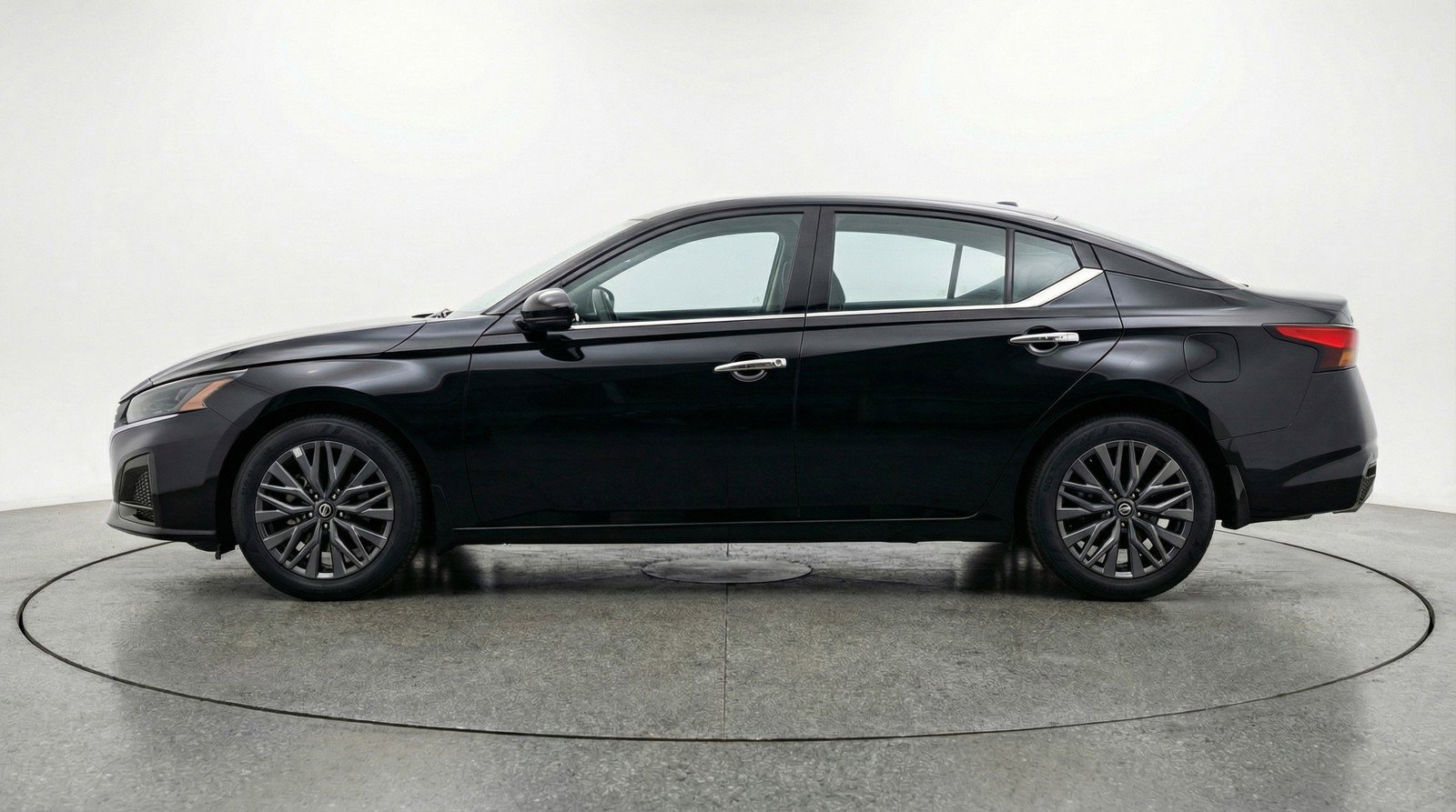 Used 2025 Nissan Altima 2.5 SV image 5