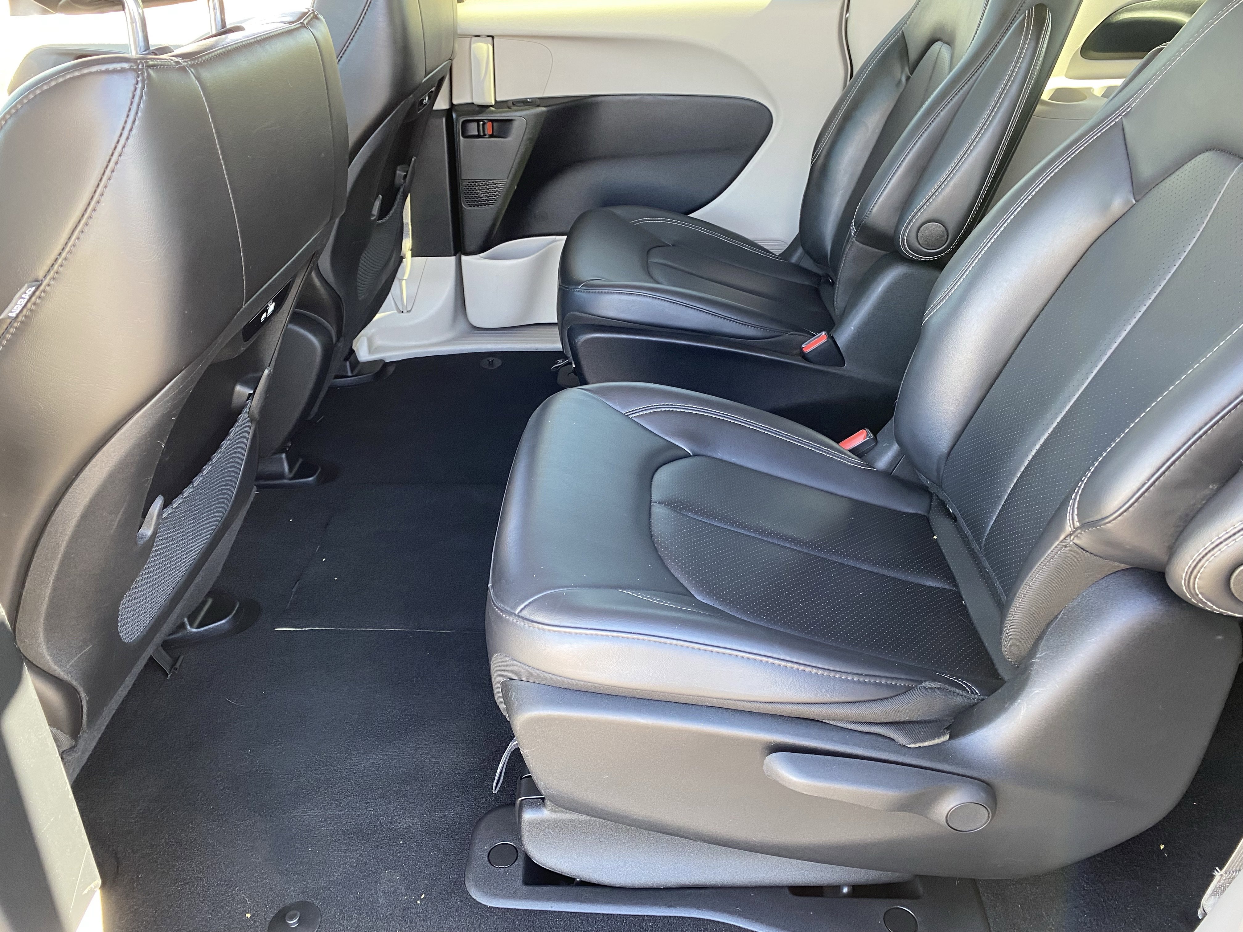 Used 2023 Chrysler Pacifica Touring-L image 17