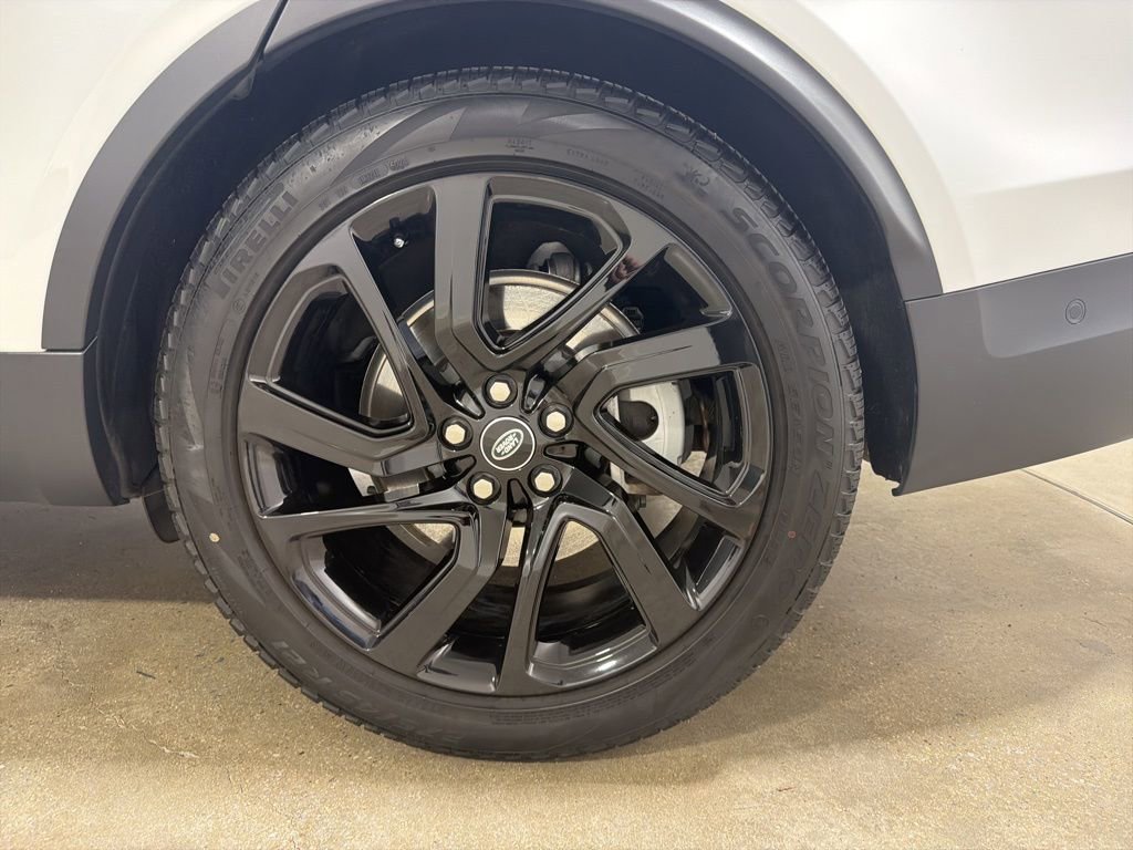 Used 2025 Land Rover Discovery S image 30