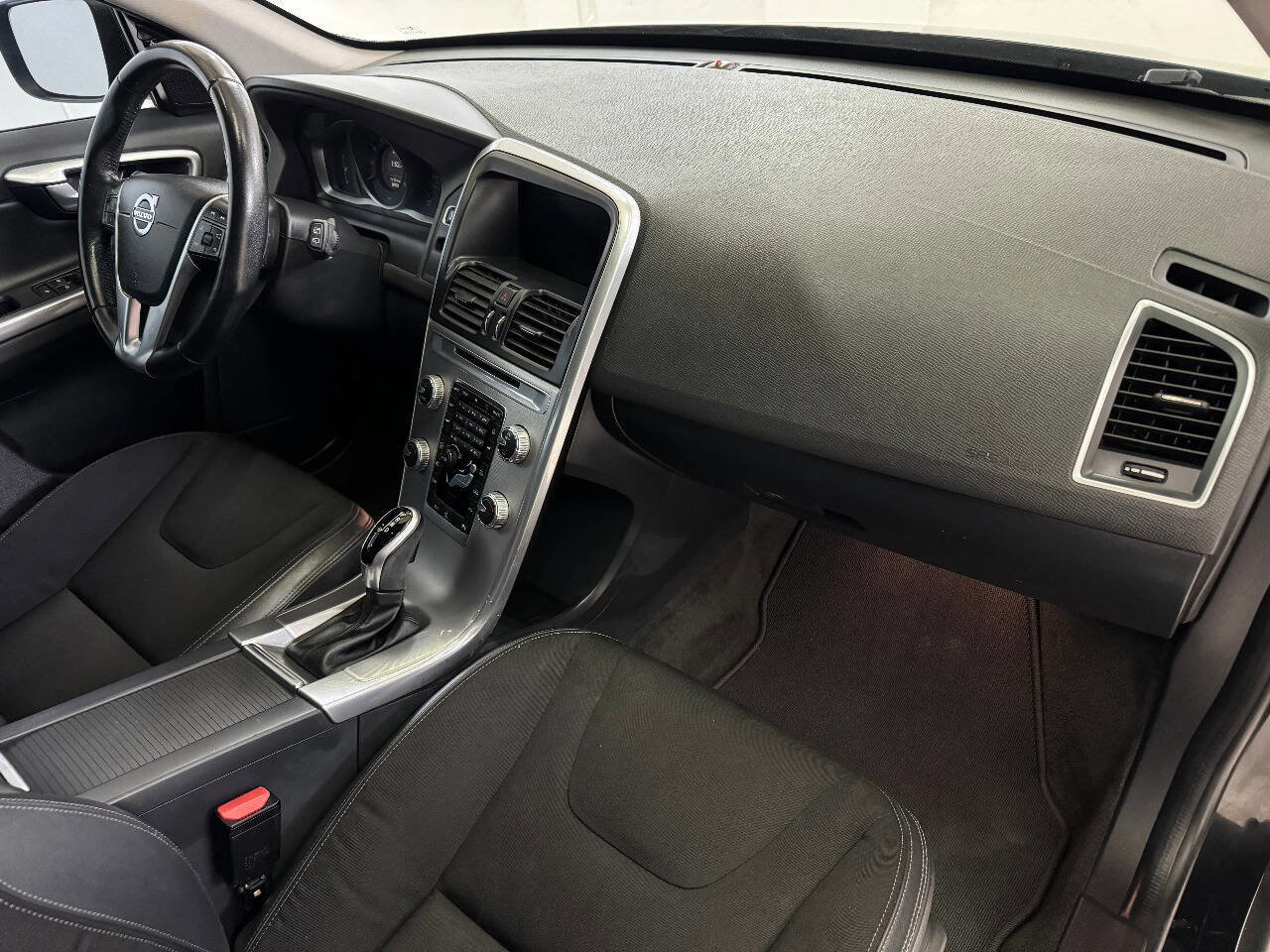 Used 2017 Volvo XC60 T5 w/ Tailgate Package image 42