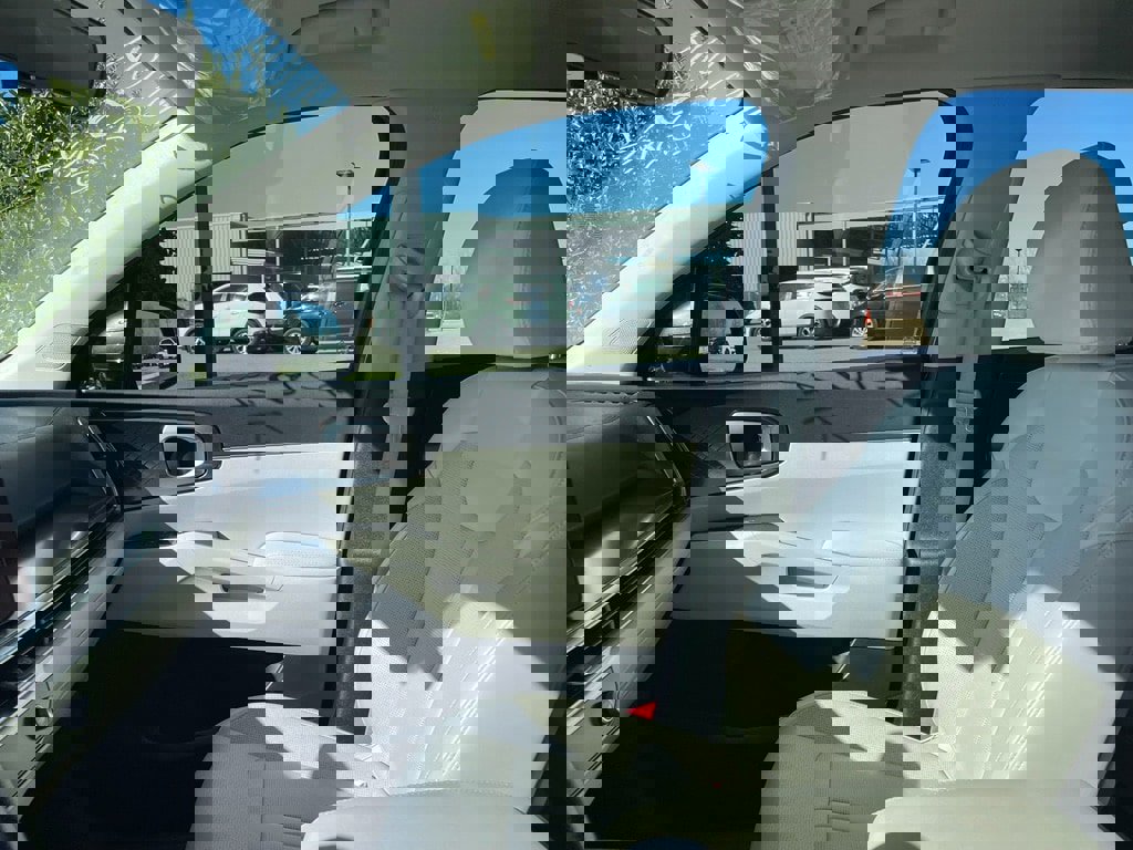 Used 2025 Kia Sorento S image 11