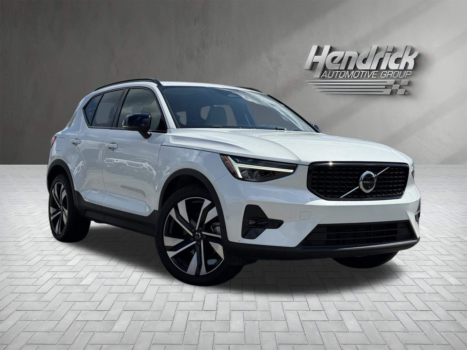 Used 2023 Volvo XC40 B4 Plus w/ Climate Package FWD video 2