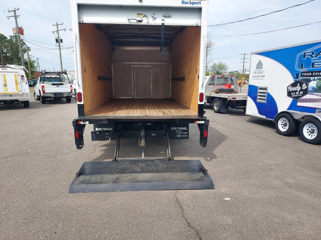 Used 2022 Ford E-450 and Econoline 450 Super Duty w/ Power Windows & Locks Group RWD image 10