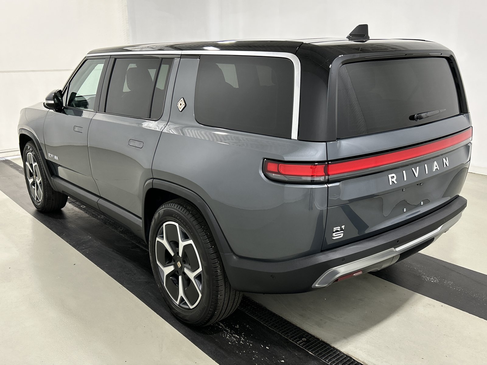 Used 2024 Rivian R1S Adventure AWD/4WD image 3