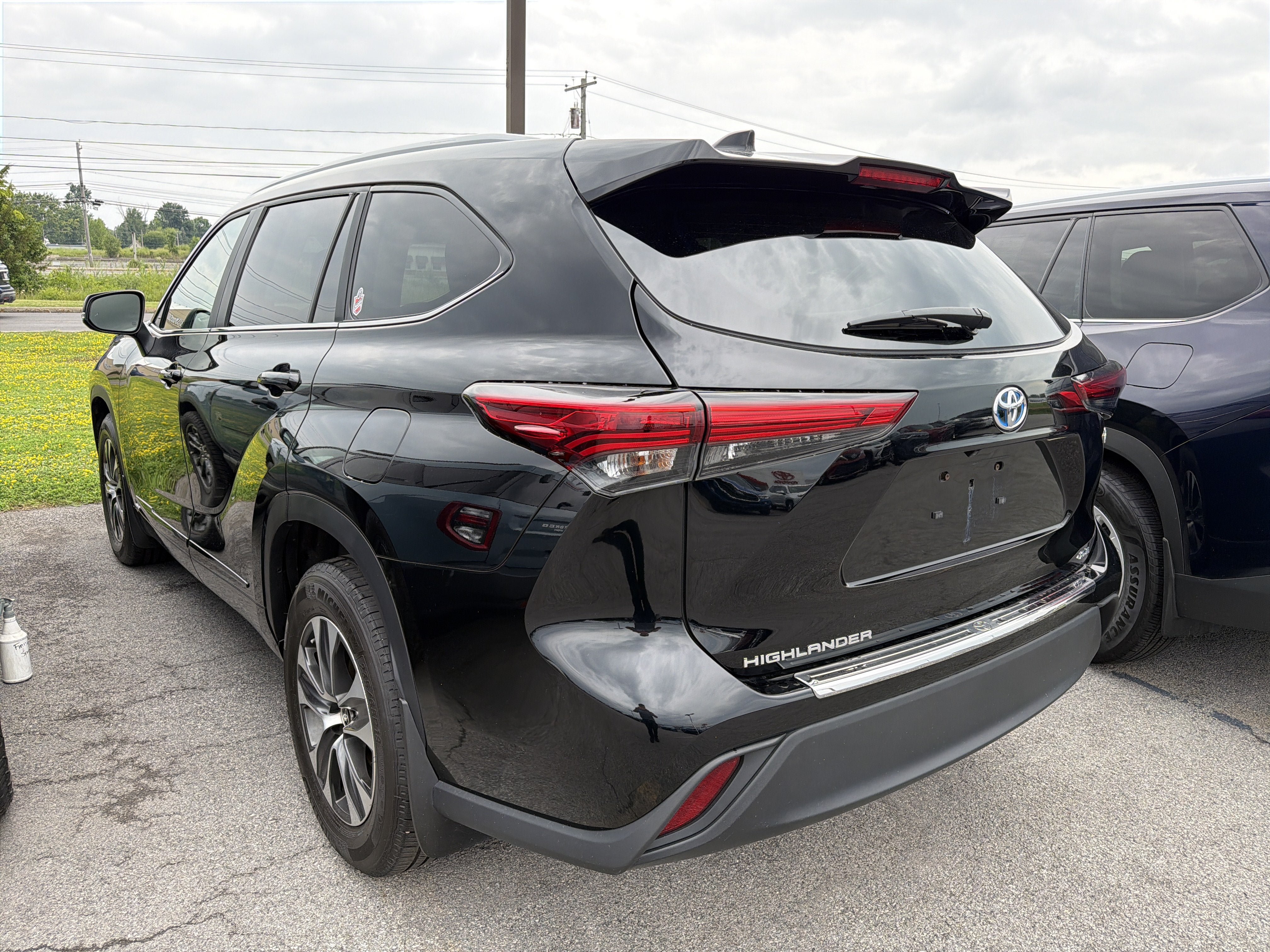 Used 2023 Toyota Highlander XLE AWD/4WD image 5