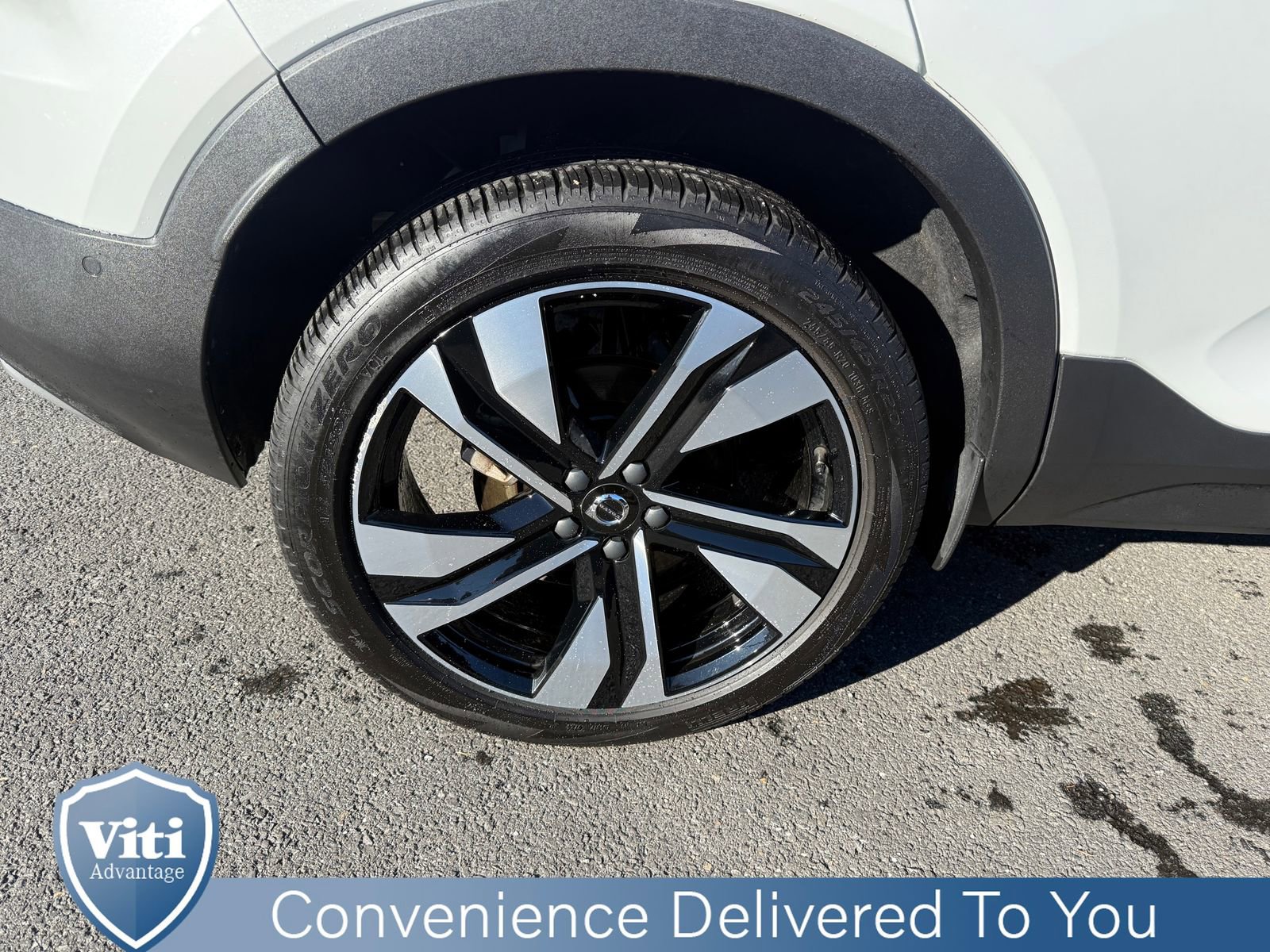 Certified 2024 Volvo XC40 B5 Ultimate w/ Protection Package Premier image 14