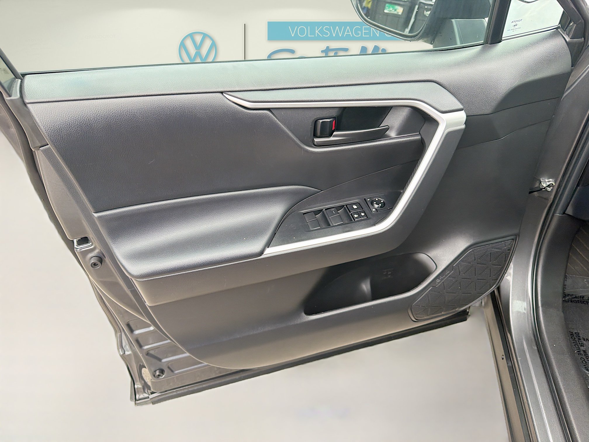 Used 2023 Toyota RAV4 LE AWD/4WD image 20