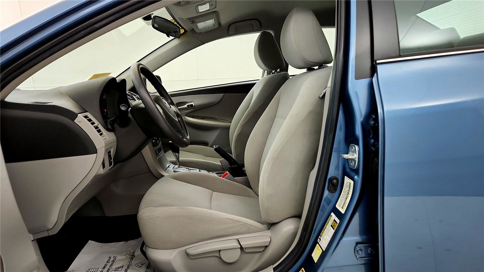 Used 2013 Toyota Corolla LE FWD image 25