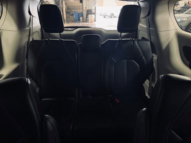 Used 2024 Chrysler Pacifica Touring-L image 21