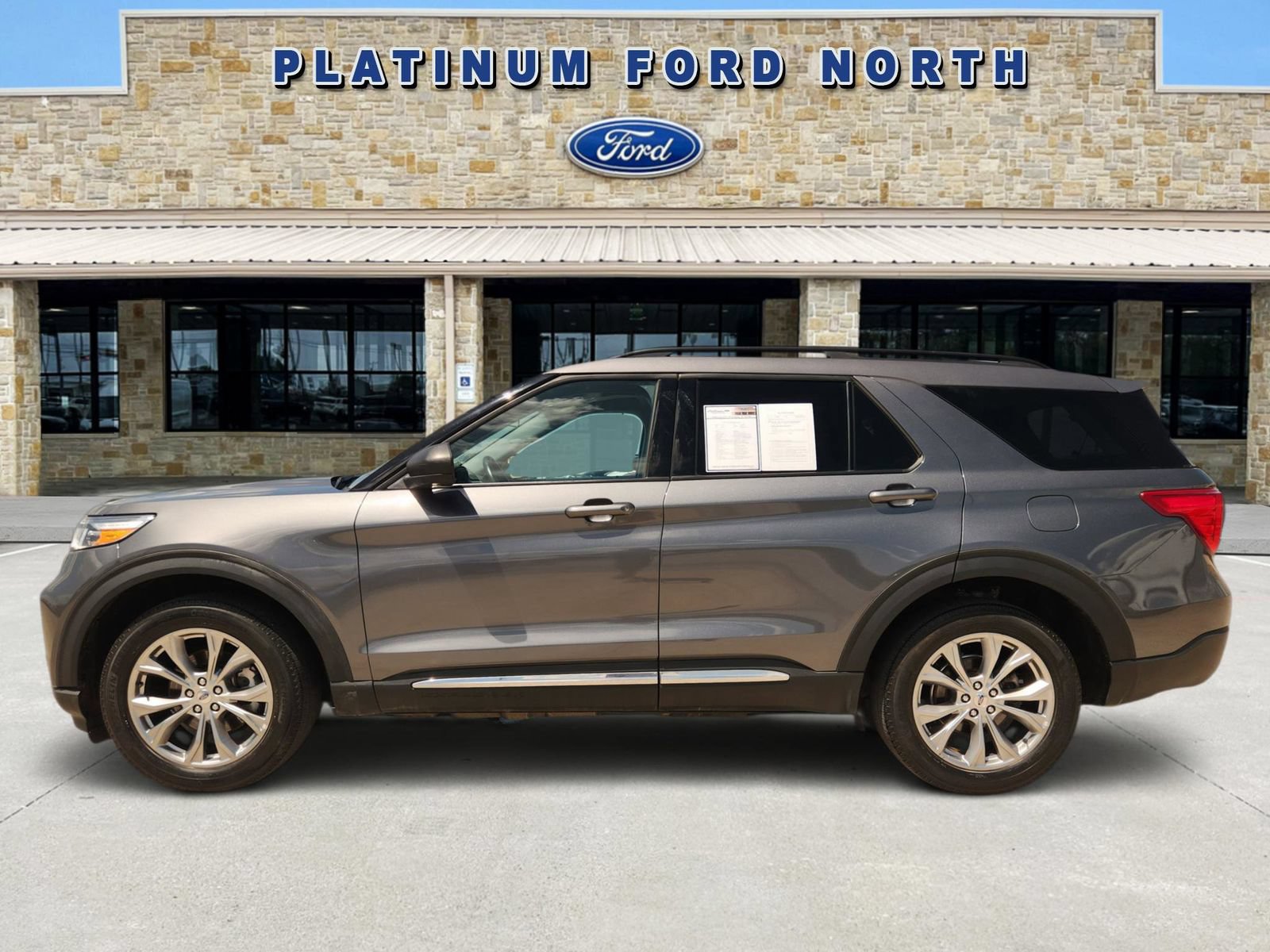 Used 2022 Ford Explorer XLT w/ Equipment Group 202A AWD/4WD image 3