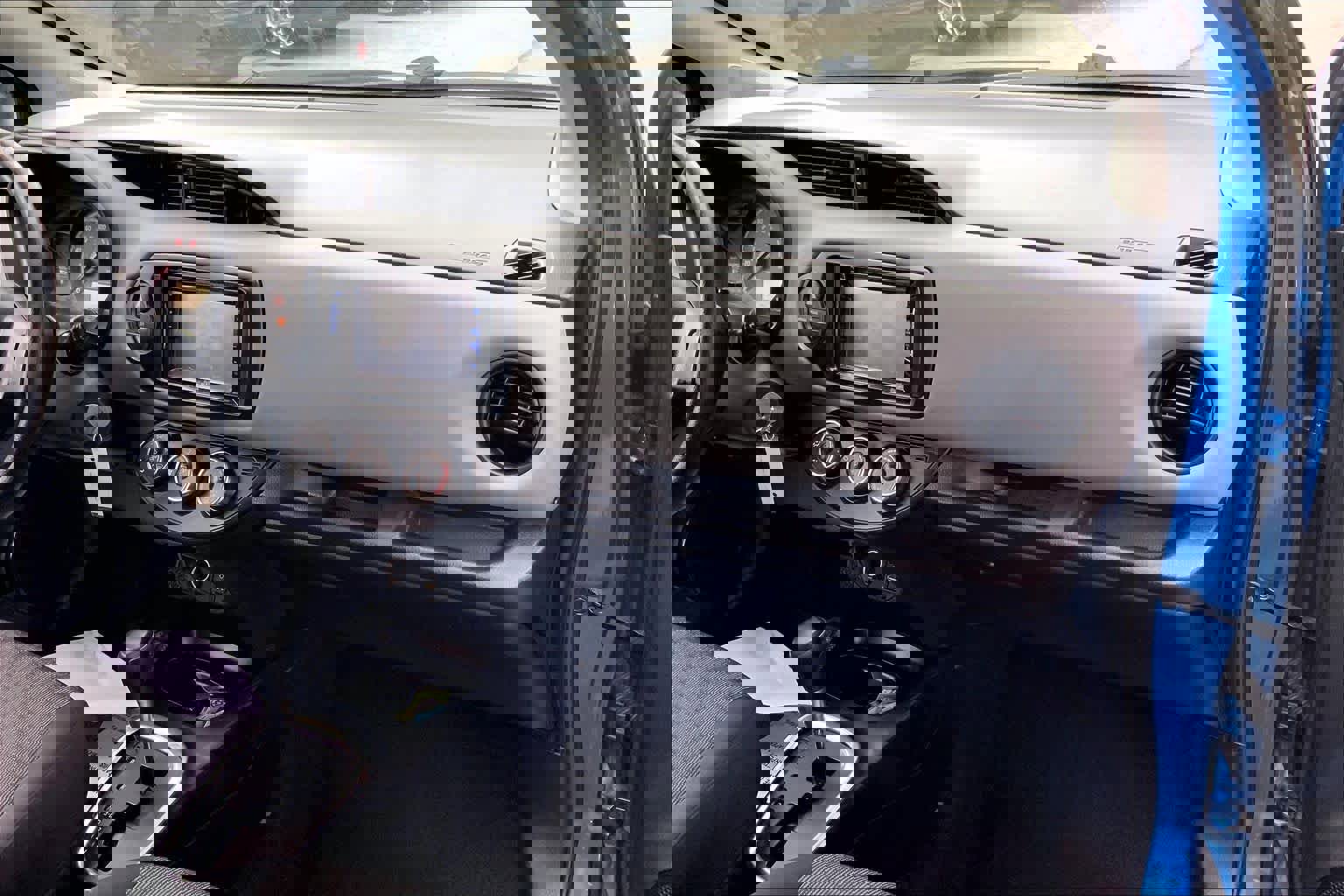 Used 2015 Toyota Yaris L image 17