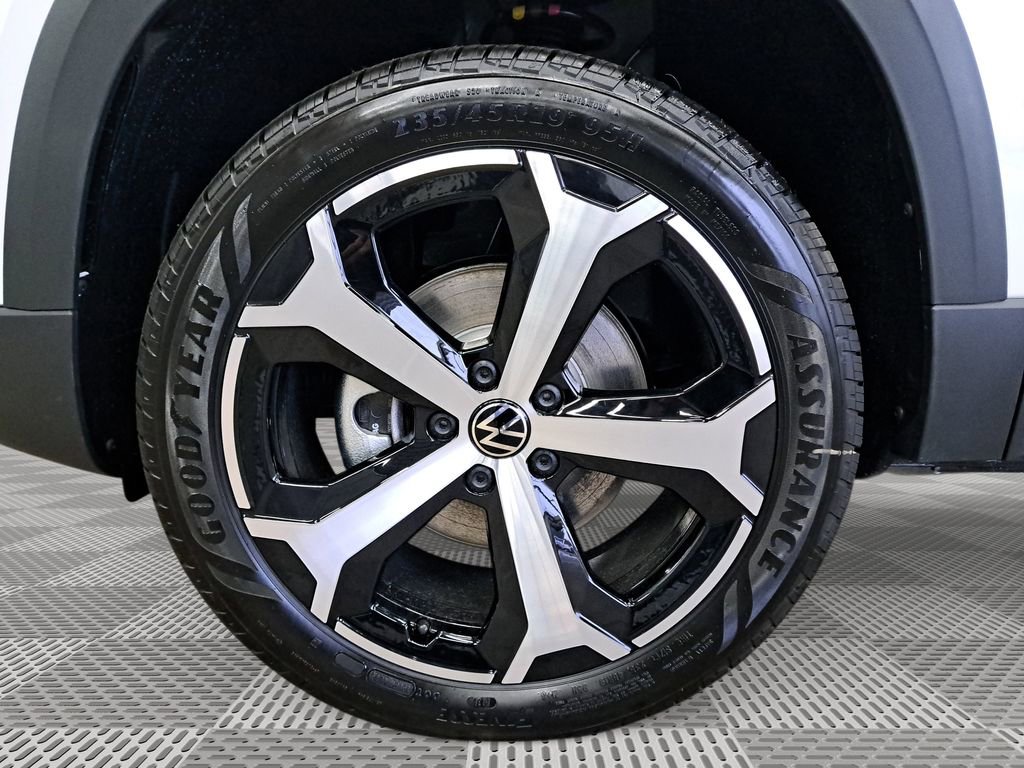 New 2025 Volkswagen Taos SEL image 10