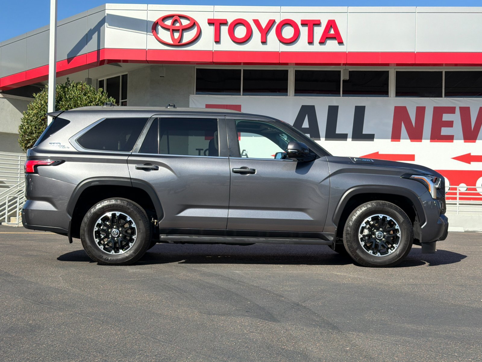 Used 2024 Toyota Sequoia SR5 w/ SR5 Premium Package AWD/4WD image 6