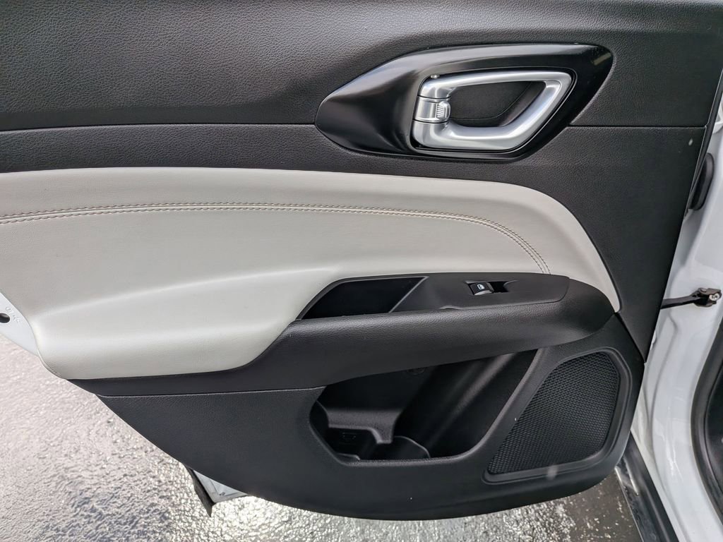 Used 2025 Jeep Compass Limited image 25