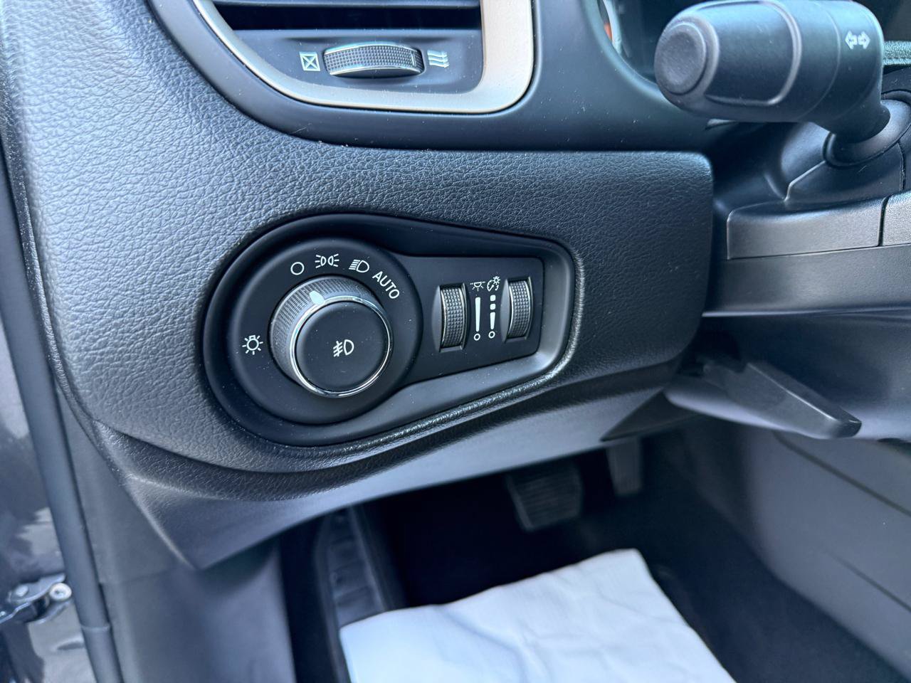 Used 2017 Jeep Renegade Latitude w/ Popular Equipment Group FWD image 15