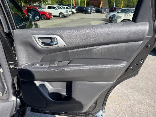 Used 2016 Nissan Pathfinder Platinum w/ Family Entertainment Package AWD/4WD image 38