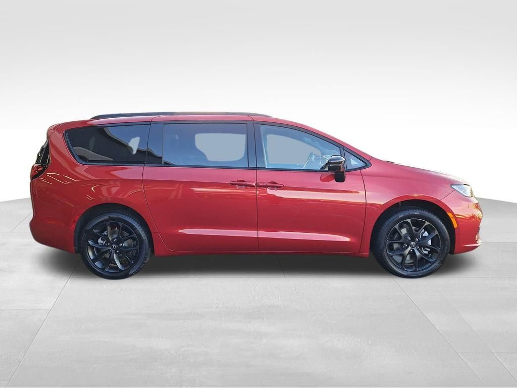 New 2026 Chrysler Pacifica Limited w/ Uconnect Theater Family Group AWD/4WD image 7