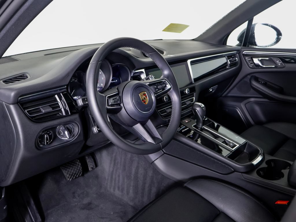 Certified 2025 Porsche Macan S w/ Premium Package Plus AWD/4WD image 4