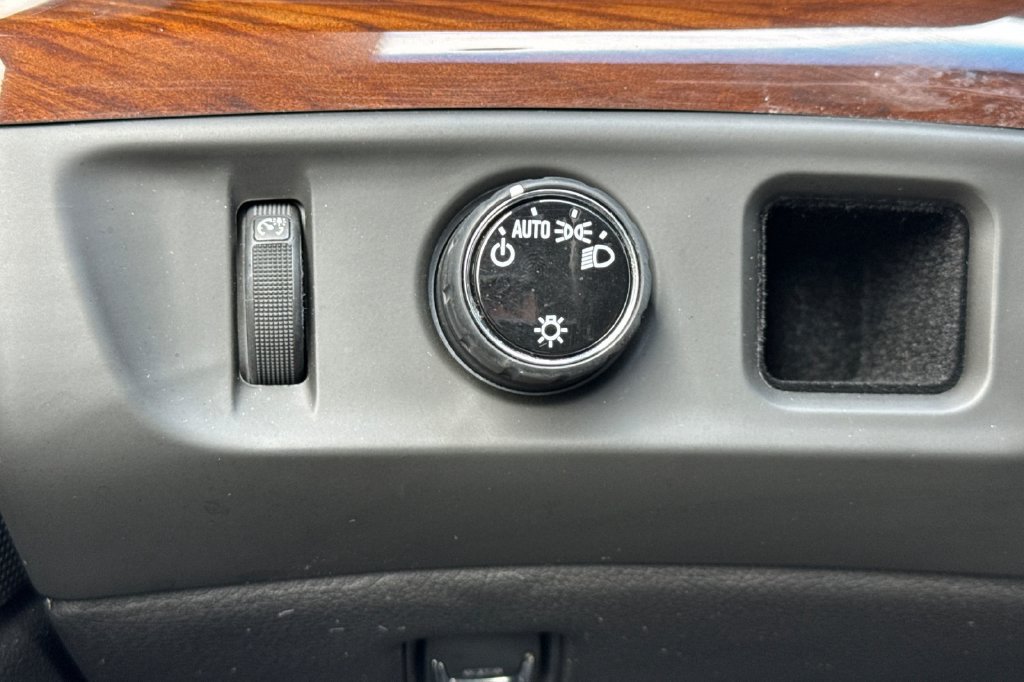 Used 2019 Cadillac Escalade Premium Luxury RWD image 34