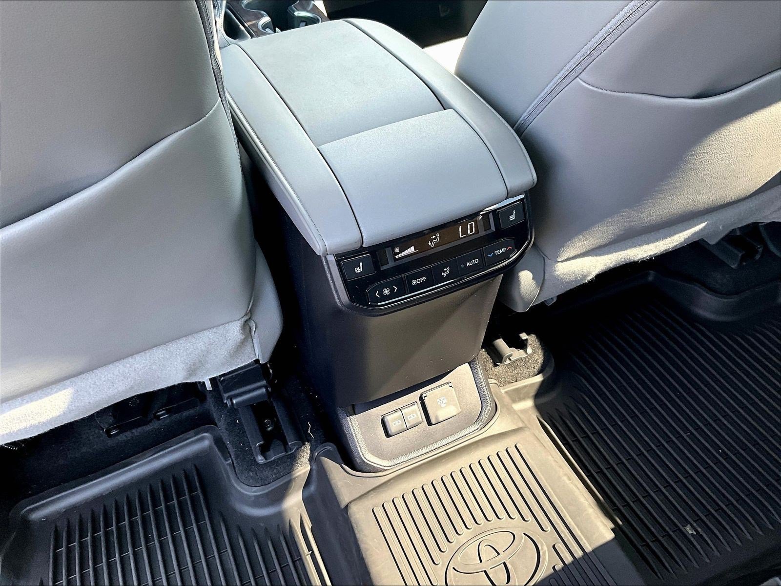 Used 2023 Toyota Highlander Platinum AWD/4WD image 10