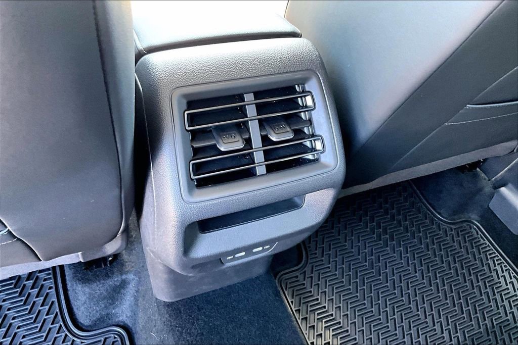Certified 2025 Volkswagen Tiguan SE image 18