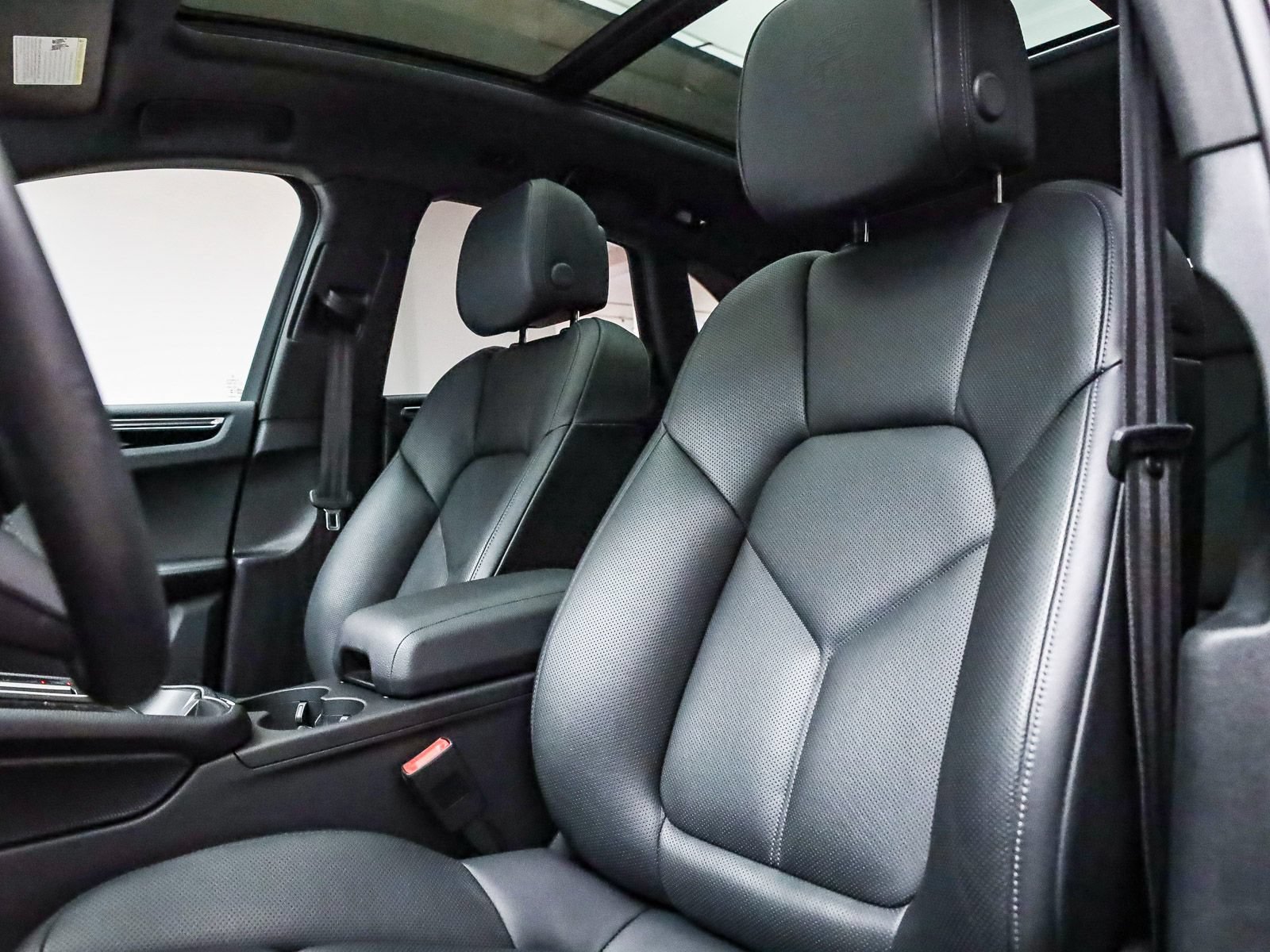 Certified 2025 Porsche Macan AWD/4WD image 5