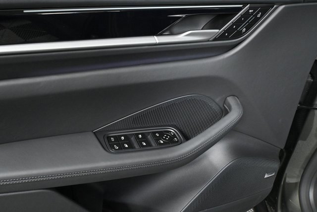 Certified 2025 Porsche Macan Electric image 6