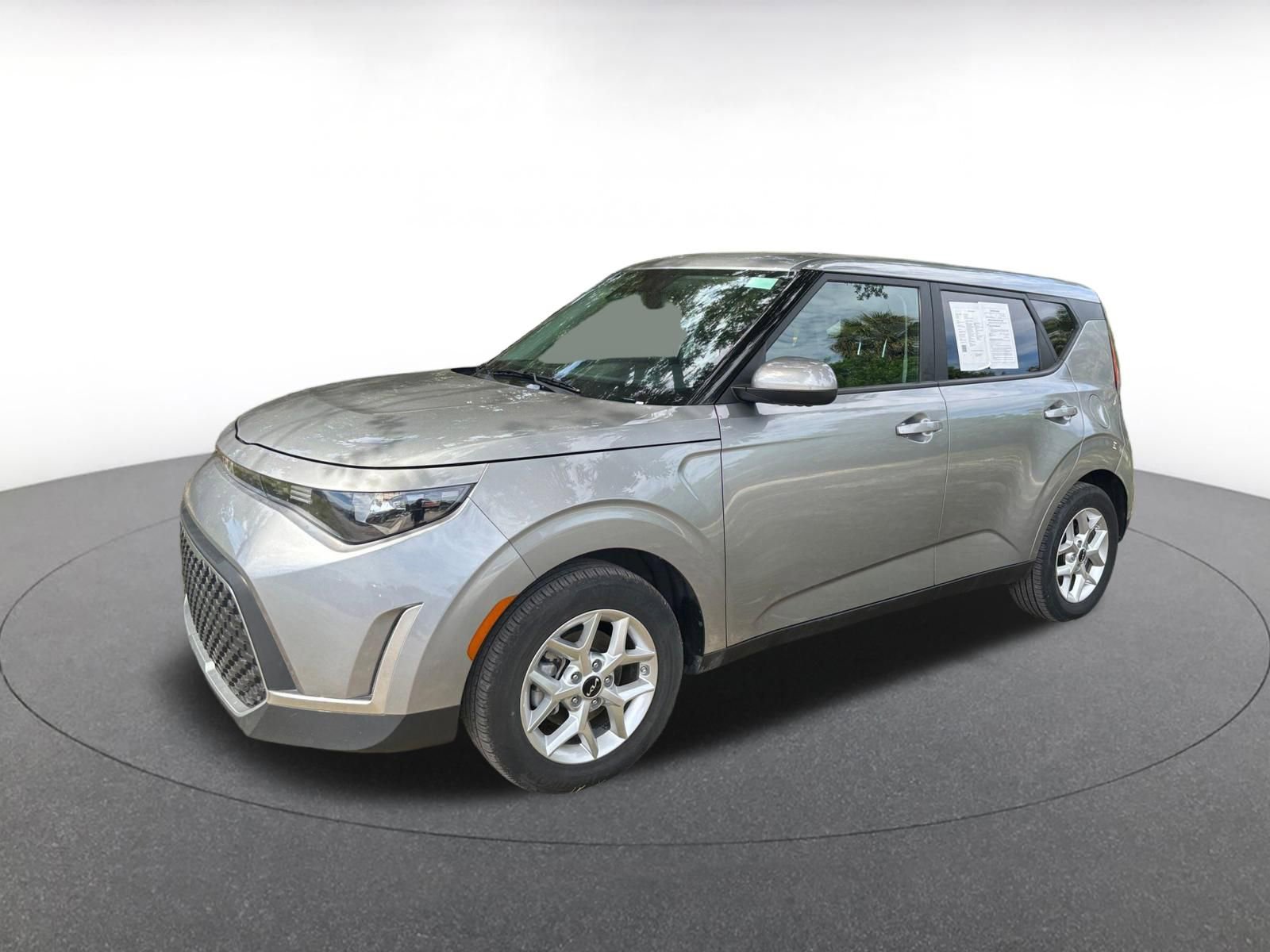 Used 2025 Kia Soul LX w/ LX Technology Package FWD image 4