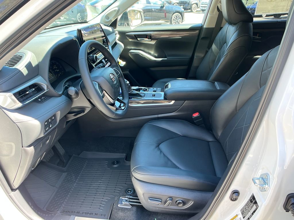 New 2026 Toyota Highlander Platinum image 9