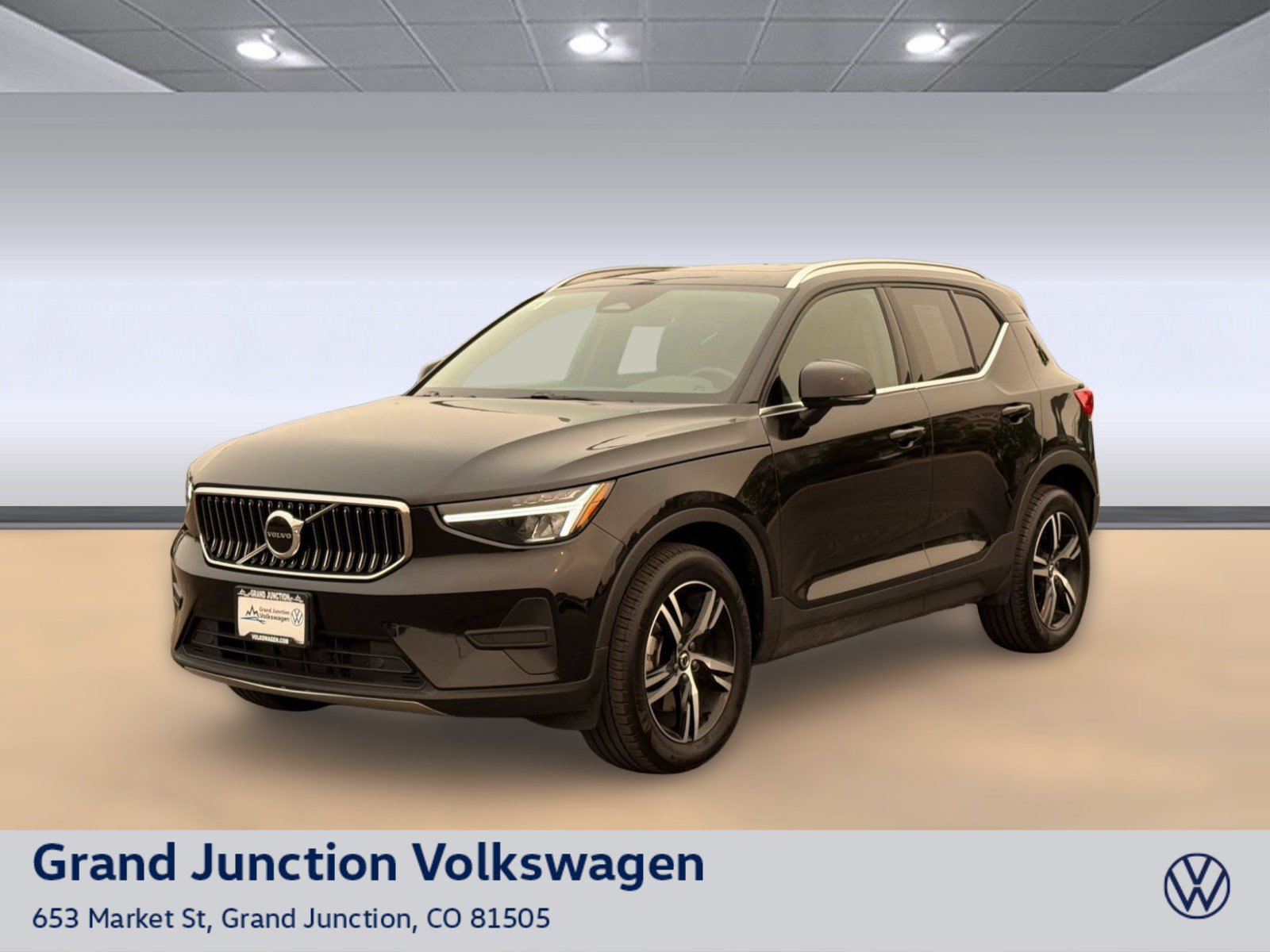 Used 2025 Volvo XC40 B5 Core AWD/4WD image 1