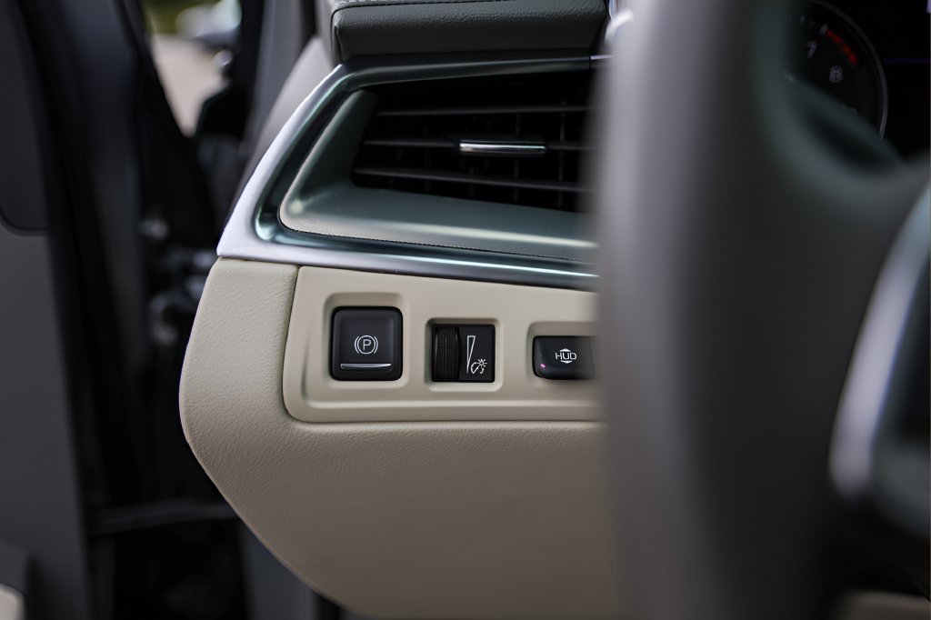 Used 2024 Cadillac XT5 Premium Luxury w/ Technology Package FWD image 15