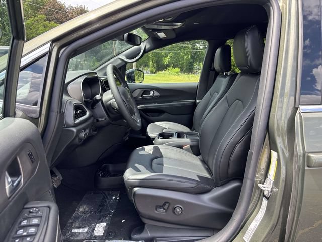 New 2027 Chrysler Pacifica Select w/ Family Tech Group AWD/4WD image 5