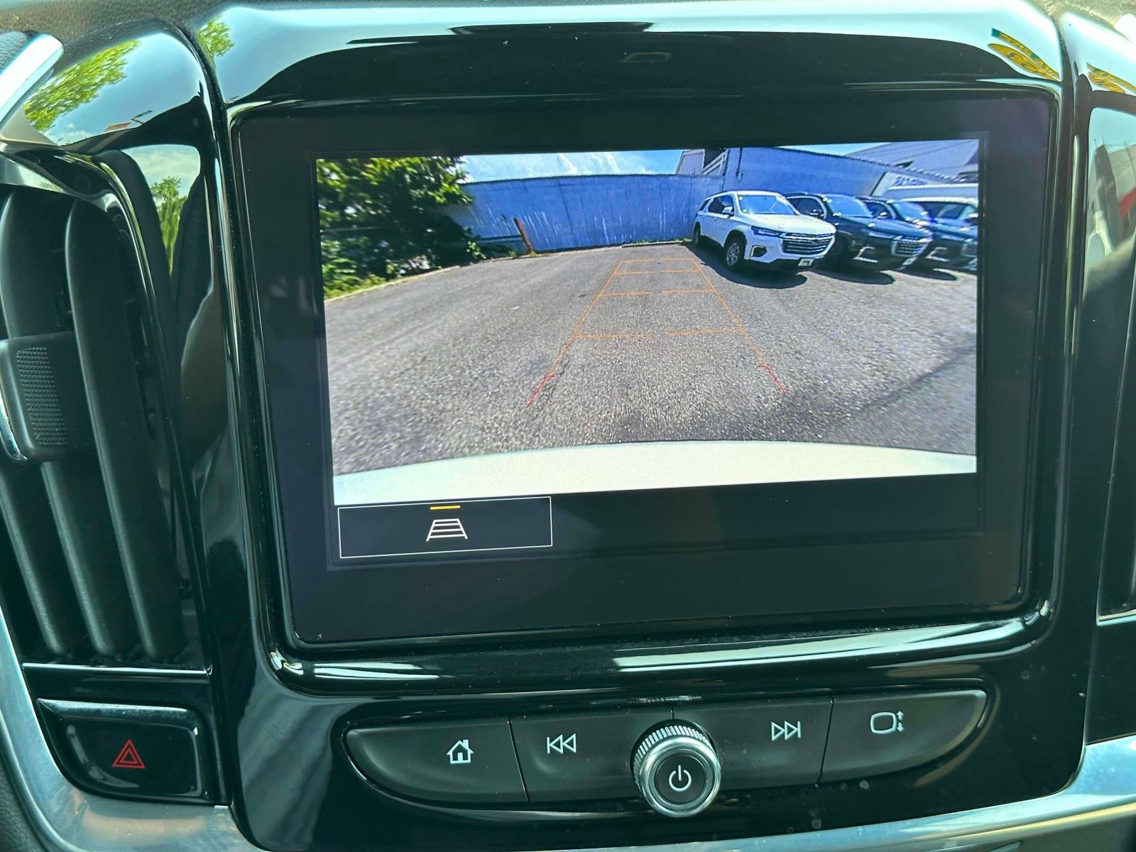 Used 2023 Chevrolet Traverse LT image 28