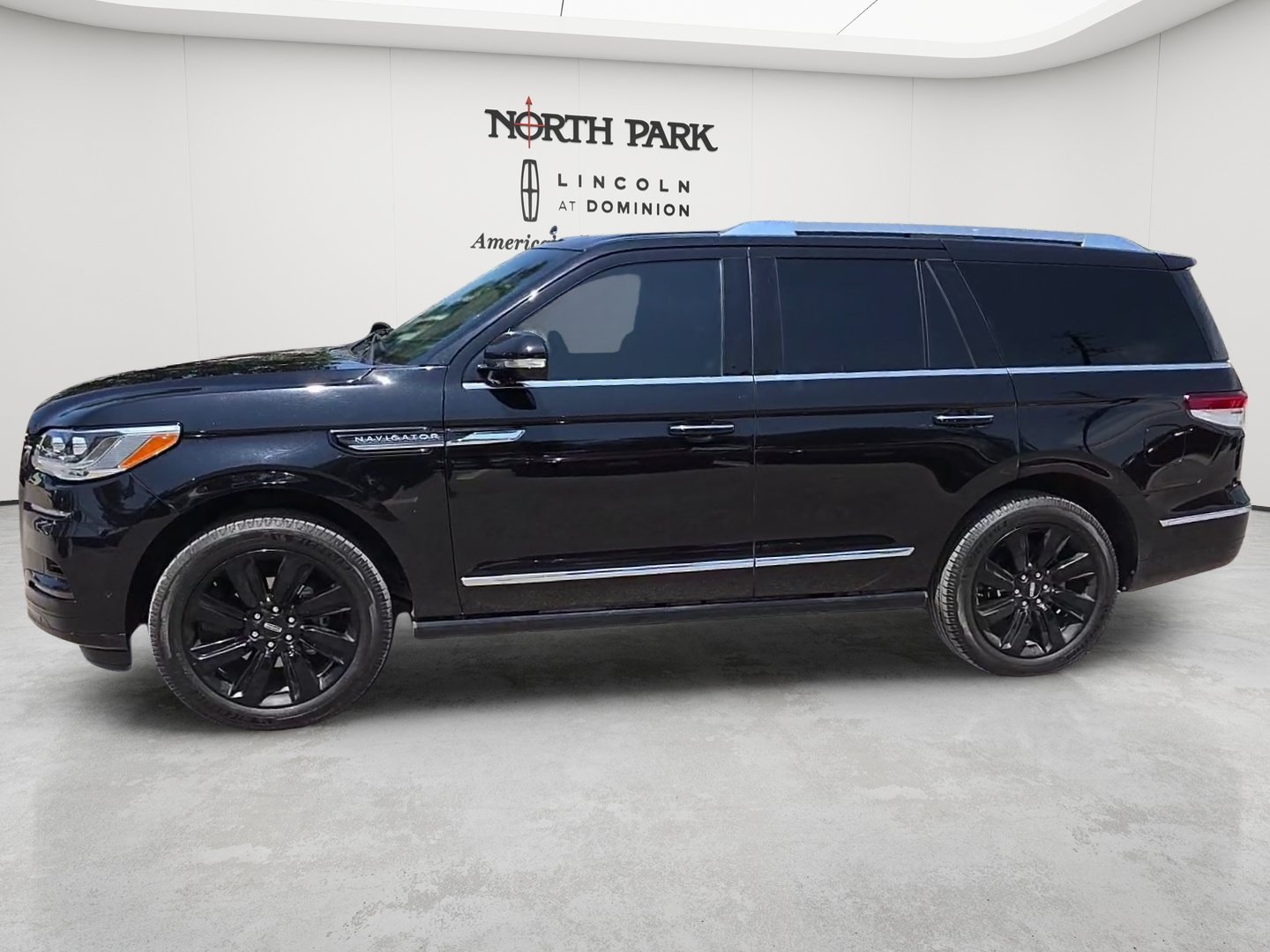 Used 2023 Lincoln Navigator Reserve AWD/4WD image 2