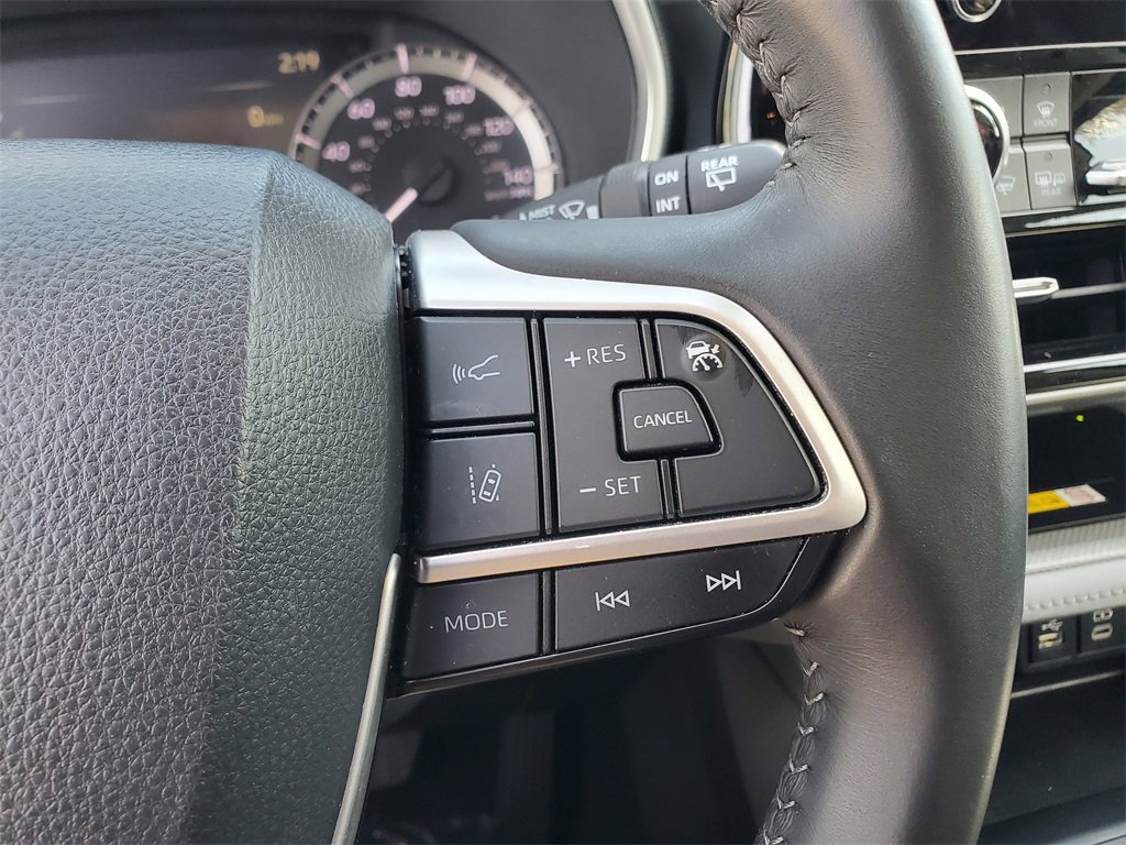 Used 2023 Toyota Highlander XLE image 27