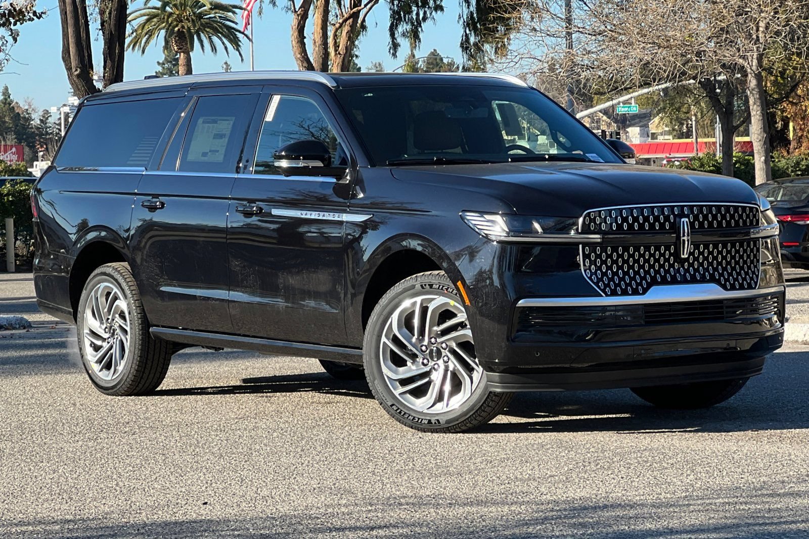 New 2026 Lincoln Navigator L Reserve AWD/4WD image 2