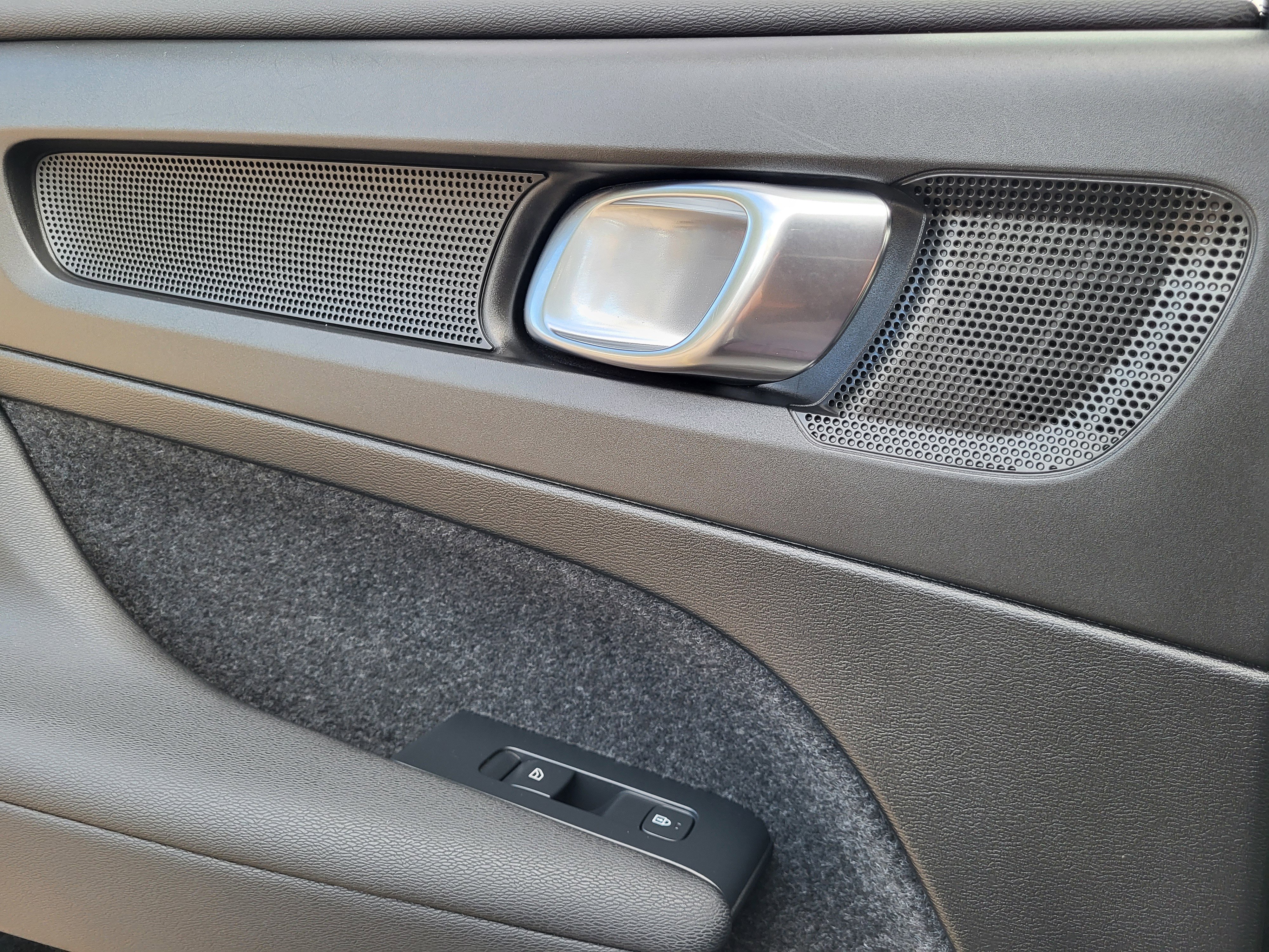 Used 2023 Volvo XC40 B5 Core image 10