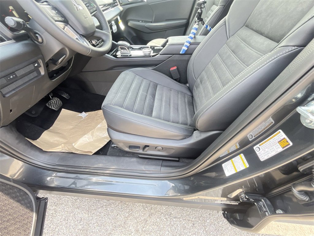 New 2025 Mitsubishi Outlander SE image 12