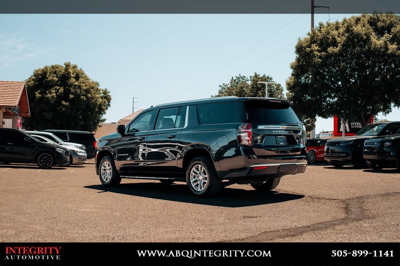 Used 2024 Chevrolet Suburban LT RWD image 5