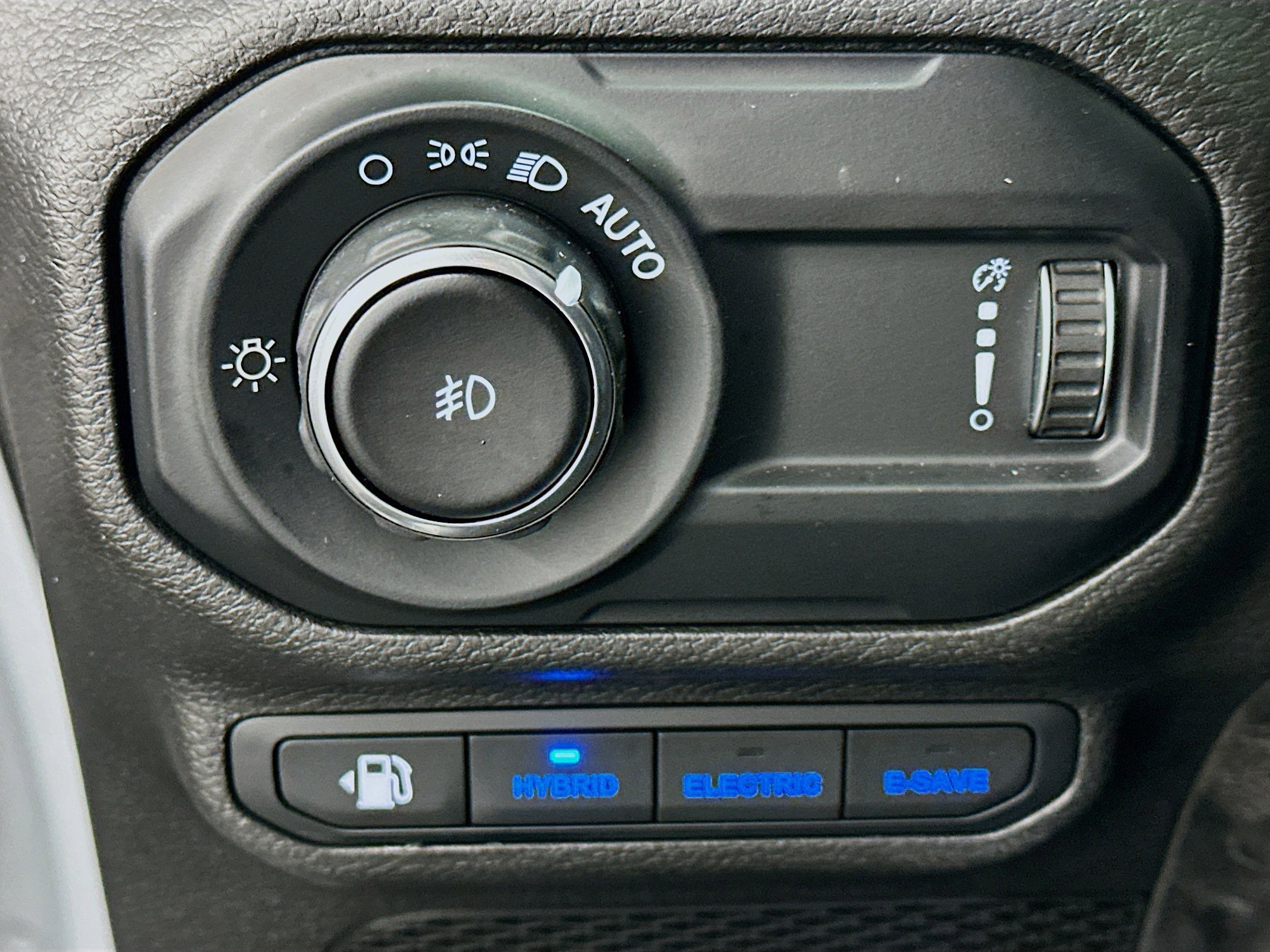 Used 2023 Jeep Wrangler Sahara w/ Cold Weather Group image 17